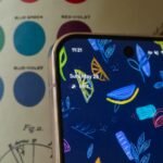 A metade superior da tela do Pixel 8 Pro, com um widget At-A-Glance limpo e uma barra de notificação