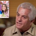 O xerife do condado de Pima, Chris Nanos, vestindo um uniforme bege com estrelas na gola, chora ao falar com um repórter.