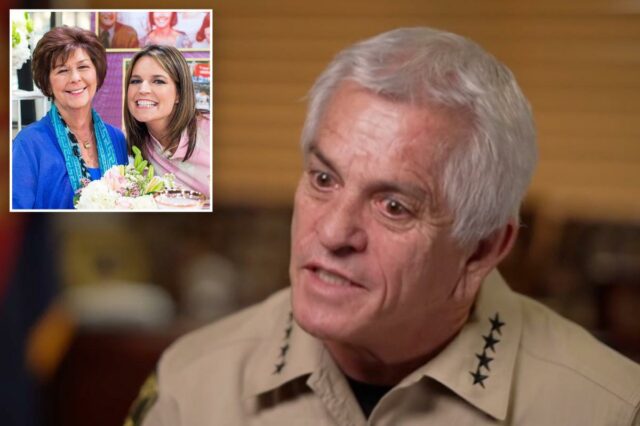 O xerife do condado de Pima, Chris Nanos, vestindo um uniforme bege com estrelas na gola, chora ao falar com um repórter.