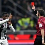 Observadores do Man United observam o alvo defensivo Pierre Kalulu ver o polêmico cartão vermelho na derrota por 3 a 2 para a Juventus