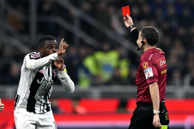 Observadores do Man United observam o alvo defensivo Pierre Kalulu ver o polêmico cartão vermelho na derrota por 3 a 2 para a Juventus
