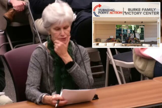 Uma mulher com cabelos curtos e grisalhos e um lenço verde falando em uma reunião do conselho escolar de Maryland.