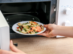 Oito gadgets que podem transformar seu micro-ondas em um aparelho mais versátil Oito gadgets que podem transformar seu micro-ondas em um aparelho mais versátil