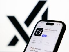 Ok, agora exatamente metade da equipe fundadora da xAI deixou a empresa xAI logo displayed on a screen and Grok on App Store displayed on a phone screen