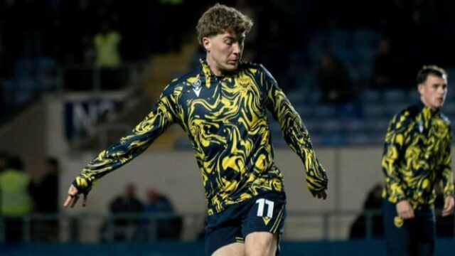 Ole Romeny retorna à ação, Oxford United ganha pontos valiosos
