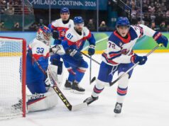 Olimpíadas sob pressão para decisão do jogo de hóquei entre EUA e Canadá Matthew Tkachuk of Team United States in action against Samuel Hlavaj of Team Slovakia during the Ice Hockey Men United States vs Slovakia Semifinals on day fourteen of the Milano Cortina 2026 Winter Olympic games at Milano Santagiulia Ice Hockey Arena on February 20, 2026 in Milan, Italy.