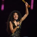 Olivia Dean ganha grande prêmio no Brit Awards em meio a um show caótico e frequentemente apitado