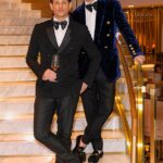 A estrela do Made In Chelsea, Ollie Locke, e seu marido Gareth estão enfrentando despejo de sua luxuosa casa no oeste de Londres depois de não pagarem o aluguel, colocando-os em risco de falência (foto em janeiro em um cruzeiro no Caribe)