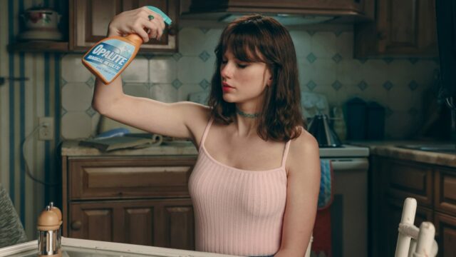 'Opalite' de Taylor Swift alcança o primeiro lugar, colocando-a empatada com o terceiro lugar entre os 100 líderes mais quentes de todos os tempos
