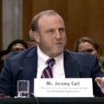 O senador John Curtis fala com repórteres enquanto caminha pelo porão do Capitólio dos EUA na quinta-feira, 12 de fevereiro, em Washington, DC. -Michael M. Santiago/Getty Images