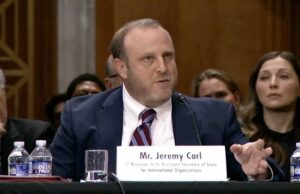 Oposição bipartidária sobre comentários inflamatórios que provavelmente afundarão o candidato do Departamento de Estado de Trump O senador John Curtis fala com repórteres enquanto caminha pelo porão do Capitólio dos EUA na quinta-feira, 12 de fevereiro, em Washington, DC. -Michael M. Santiago/Getty Images