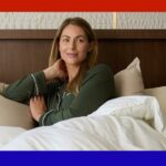 Uma cadeira com um cobertor aconchegante sobre ela