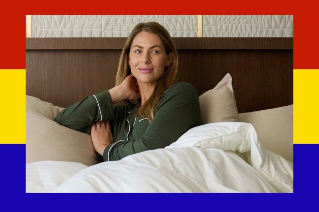 Uma cadeira com um cobertor aconchegante sobre ela