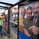 FOTO DE ARQUIVO: Uma mulher acende um cigarro colocado em um cartaz representando o primeiro-ministro da Hungria, Viktor Orban, durante uma manifestação, depois que o parlamento húngaro aprovou uma lei que proíbe as comunidades LGBTQ+ de realizar a marcha anual do Orgulho e permite uma restrição mais ampla à liberdade de reunião, em Budapeste, Hungria, 25 de março de 2025. REUTERS/Marton Monus/Foto de arquivo