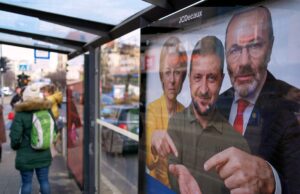 Orban da Hungria ordena segurança extra, alega plano de ataques na Ucrânia FOTO DE ARQUIVO: Uma mulher acende um cigarro colocado em um cartaz representando o primeiro-ministro da Hungria, Viktor Orban, durante uma manifestação, depois que o parlamento húngaro aprovou uma lei que proíbe as comunidades LGBTQ+ de realizar a marcha anual do Orgulho e permite uma restrição mais ampla à liberdade de reunião, em Budapeste, Hungria, 25 de março de 2025. REUTERS/Marton Monus/Foto de arquivo