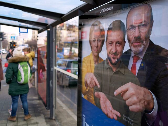FOTO DE ARQUIVO: Uma mulher acende um cigarro colocado em um cartaz representando o primeiro-ministro da Hungria, Viktor Orban, durante uma manifestação, depois que o parlamento húngaro aprovou uma lei que proíbe as comunidades LGBTQ+ de realizar a marcha anual do Orgulho e permite uma restrição mais ampla à liberdade de reunião, em Budapeste, Hungria, 25 de março de 2025. REUTERS/Marton Monus/Foto de arquivo