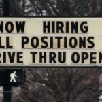 Os EUA criaram surpreendentes 130.000 empregos no mês passado, mas as revisões cortaram centenas de milhares de empregos no ano passado