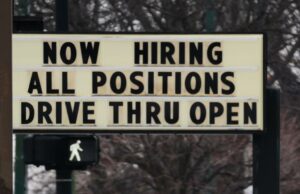 Os EUA criaram surpreendentes 130.000 empregos no mês passado, mas as revisões cortaram centenas de milhares de empregos no ano passado Os EUA criaram surpreendentes 130.000 empregos no mês passado, mas as revisões cortaram centenas de milhares de empregos no ano passado