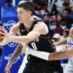 Egor Dёmin, que marcou 26 pontos, espera fazer uma jogada durante a derrota do Nets por 118-98 para o Magic em 6 de fevereiro de 2026 em Orlando.