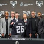 Os Raiders apresentam Klint Kubiak dois dias após a vitória do Super Bowl, dois anos após a passagem do 49ers