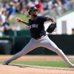 O arremessador do New York Yankees, Luis Gil (81), lança um arremesso.