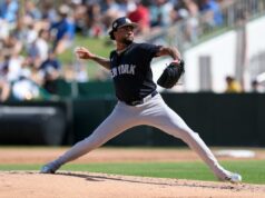 Os Yankees aprendem uma dura lição de ABS depois de ficarem sem desafios no início do jogo da primavera O arremessador do New York Yankees, Luis Gil (81), lança um arremesso.