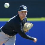 O arremessador do New York Yankees, Will Warren #98, lança um arremesso de aquecimento no início do primeiro inning.