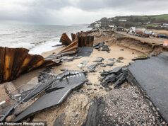 Os aldeões isolados da civilização depois que uma tempestade destruiu a estrada costeira que os conecta ao mundo exterior… e ninguém sabe quem pagará a conta de £ 18 milhões para consertar isso O A379 entre Torcross e Slapton em South Devo desabou no mar após a tempestade Imogen neste mês