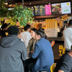 Detalhe do logotipo oculto de Guzman y Gomez