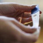 Mulher esperando o resultado do teste de gravidez