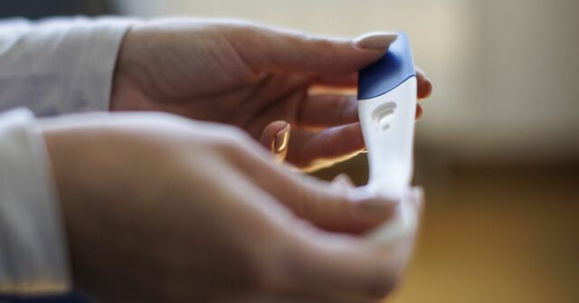 Mulher esperando o resultado do teste de gravidez
