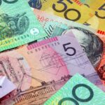 Notas australianas espalhadas sobre uma mesa. Imagem de estoque de dinheiro australiano