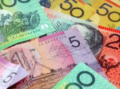 Os australianos poderiam finalmente estar livres de taxas ocultas e armadilhas de assinatura Notas australianas espalhadas sobre uma mesa. Imagem de estoque de dinheiro australiano