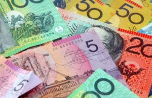 Os australianos poderiam finalmente estar livres de taxas ocultas e armadilhas de assinatura Notas australianas espalhadas sobre uma mesa. Imagem de estoque de dinheiro australiano