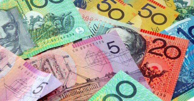 Notas australianas espalhadas sobre uma mesa. Imagem de estoque de dinheiro australiano