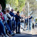 Potenciais licitantes participam de um leilão