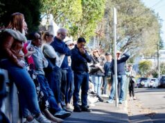 Os australianos sofreram um golpe de US$ 250 bilhões enquanto o custo de políticas controversas se transformava em bolas de neve Potenciais licitantes participam de um leilão