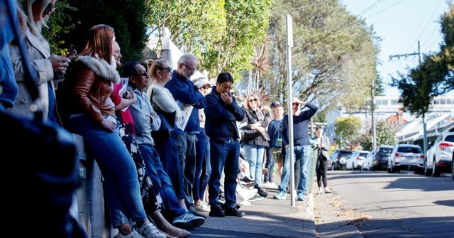 Potenciais licitantes participam de um leilão