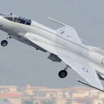 Um JF-17C na pista com sua carga de mísseis exibida.