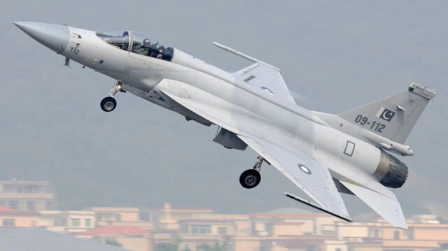 Um JF-17C na pista com sua carga de mísseis exibida.