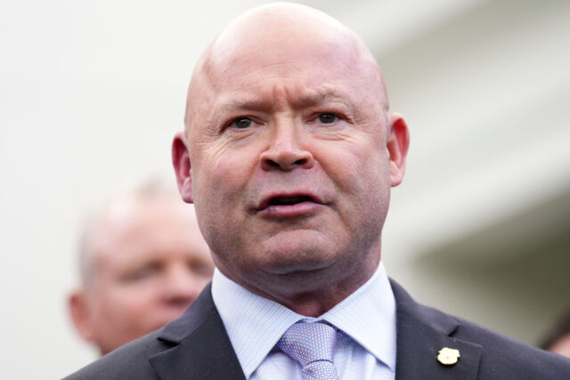 O vice-presidente JD Vance fala à mídia ao lado de Sean O'Brien, presidente da International Brotherhood of Teamsters, a partir da esquerda, Chris Sununu, presidente e CEO da Airlines for America, e do secretário de transportes, Sean Duffy, e representantes da indústria da aviação, sobre o impacto da paralisação do governo na indústria da aviação, fora da Ala Oeste da Casa Branca, quinta-feira, 30 de outubro de 2025, em Washington. (Foto AP/Jacquelyn Martin)