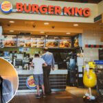 Vista traseira de pai e filho esperando para fazer um pedido em um balcão do Burger King na Alemanha.