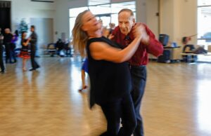 Os dançarinos do vibrante salão de baile da Bay Area chamam-no de “fonte da juventude” Os dançarinos do vibrante salão de baile da Bay Area chamam-no de "fonte da juventude"