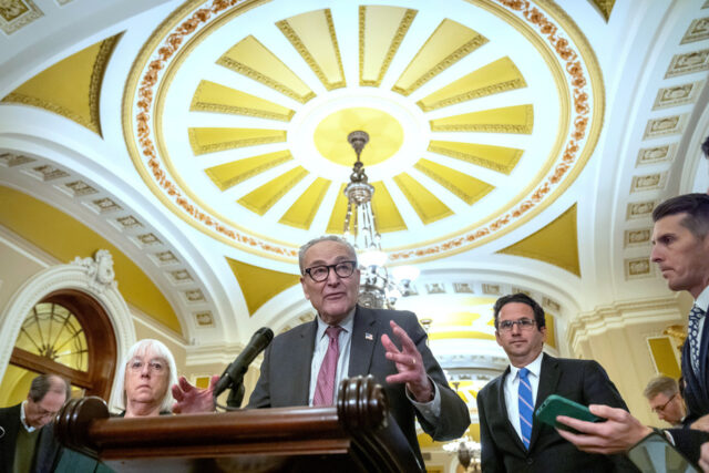 Os democratas do Senado se preparam para uma paralisação – ARQUIVO - Agentes federais caminham por uma rua enquanto conduzem operações de fiscalização de imigração, quinta-feira, 5 de fevereiro de 2026, em Minneapolis. (Foto AP / Ryan Murphy, arquivo)