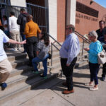 Apoiadores da candidata primária à deputada do Senado dos EUA, Jasmine Crockett, D-Texas, sorri para os apoiadores durante um evento de campanha em Richardson, Texas, quinta-feira, 19 de fevereiro de 2026. (AP Photo / LM Otero)