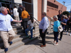 Os democratas do Texas estão correndo para votar, mas vamos segurar nossos cavalos Apoiadores da candidata primária à deputada do Senado dos EUA, Jasmine Crockett, D-Texas, sorri para os apoiadores durante um evento de campanha em Richardson, Texas, quinta-feira, 19 de fevereiro de 2026. (AP Photo / LM Otero)