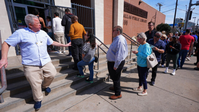 Apoiadores da candidata primária à deputada do Senado dos EUA, Jasmine Crockett, D-Texas, sorri para os apoiadores durante um evento de campanha em Richardson, Texas, quinta-feira, 19 de fevereiro de 2026. (AP Photo / LM Otero)