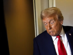 Os democratas não querem que você esqueça o custo das tarifas idiotas de Trump O presidente Donald Trump fala durante evento para anunciar novas tarifas no Rose Garden da Casa Branca, quarta-feira, 2 de abril de 2025, em Washington. (Foto AP/Mark Schiefelbein)