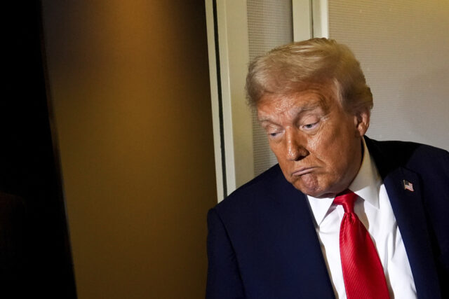 Os democratas não querem que você esqueça o custo das O presidente Donald Trump fala durante evento para anunciar novas tarifas no Rose Garden da Casa Branca, quarta-feira, 2 de abril de 2025, em Washington. (Foto AP/Mark Schiefelbein)