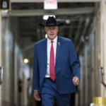 Uma pessoa é detida por agentes federais na terça-feira, 3 de fevereiro de 2026, em Minneapolis. (Foto AP/Ryan Murphy)